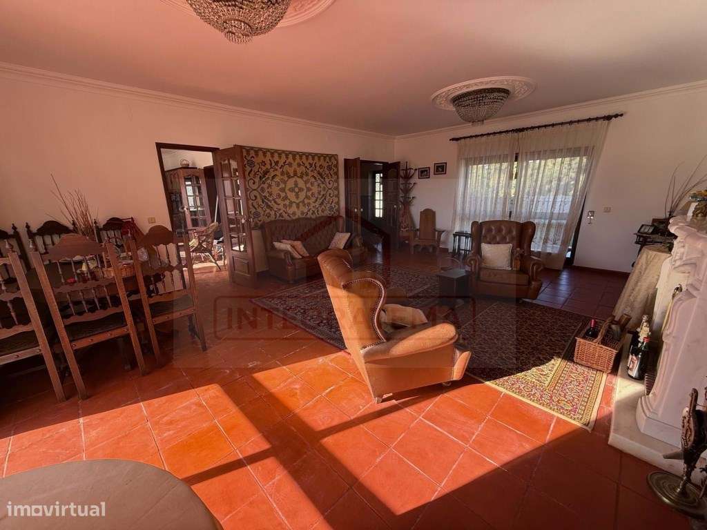 Moradia individual com anexos, piscina, armazéns e terreno-13