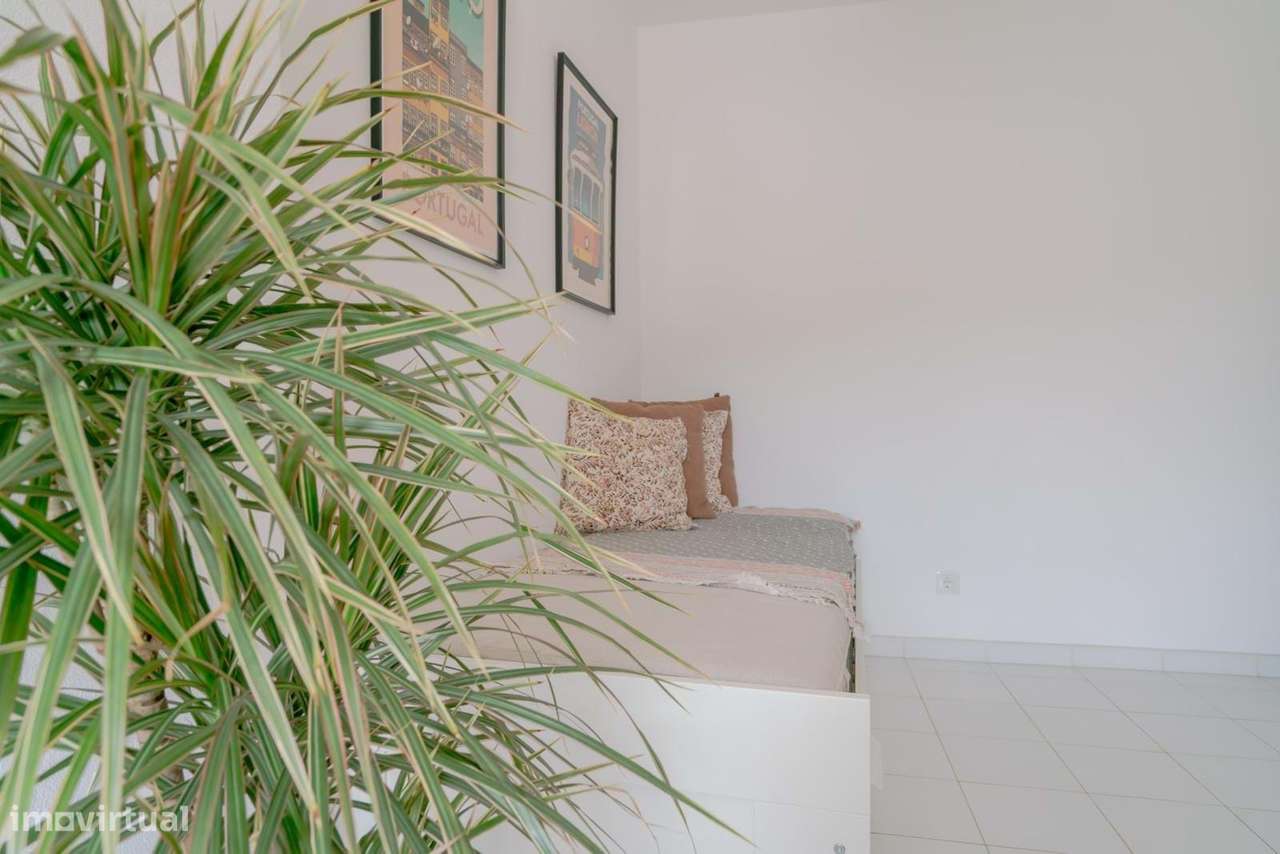 CHARMOSA CASA GEMINADA DE 3 QUARTOS E 2 c.BANHO NO CENTRO DA VILA DE B-17