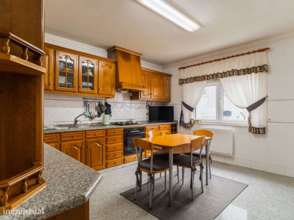 Moradia T4+1 localizada no bairro do 'Casal Novo'.-23