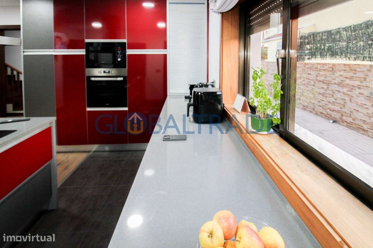 Moradia T4 com terraço e jardim em Alfena-7