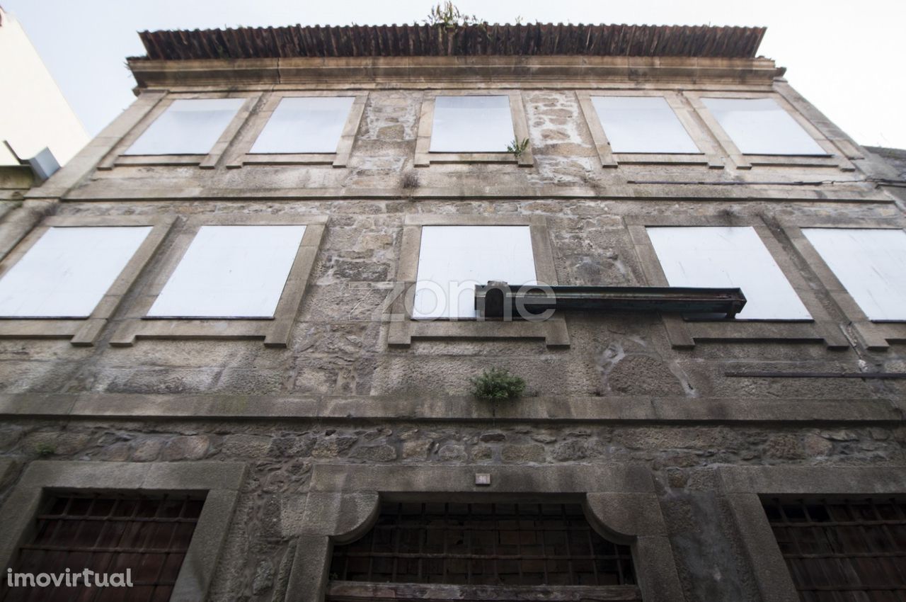 Prédio/ Armazém para reabilitação, localizado na Ribeira de Gaia