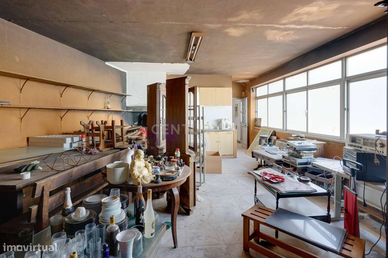 Moradia para remodelação total em Parede com Vista Panorâmica para o M-32