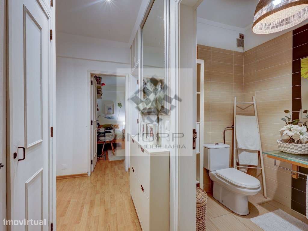 Apartamento T2 com varanda no centro de Carnide-15