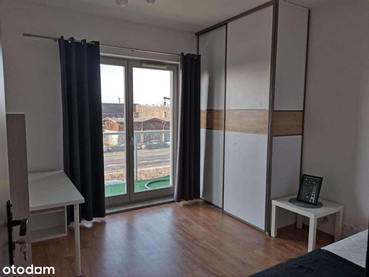 Duży pokój z balkonem w apartamentowcu
