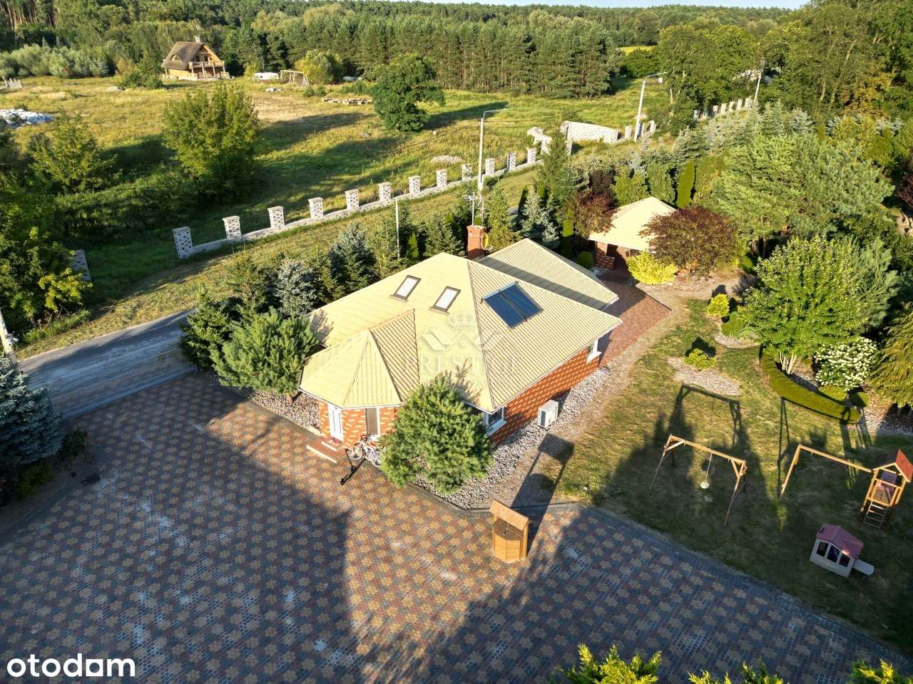 Dwa domy, siedlisko ze stawem i halą, wśród lasu-1