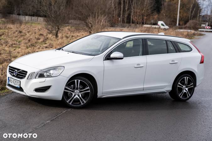 Volvo V60 D5 AWD R-Design - 4