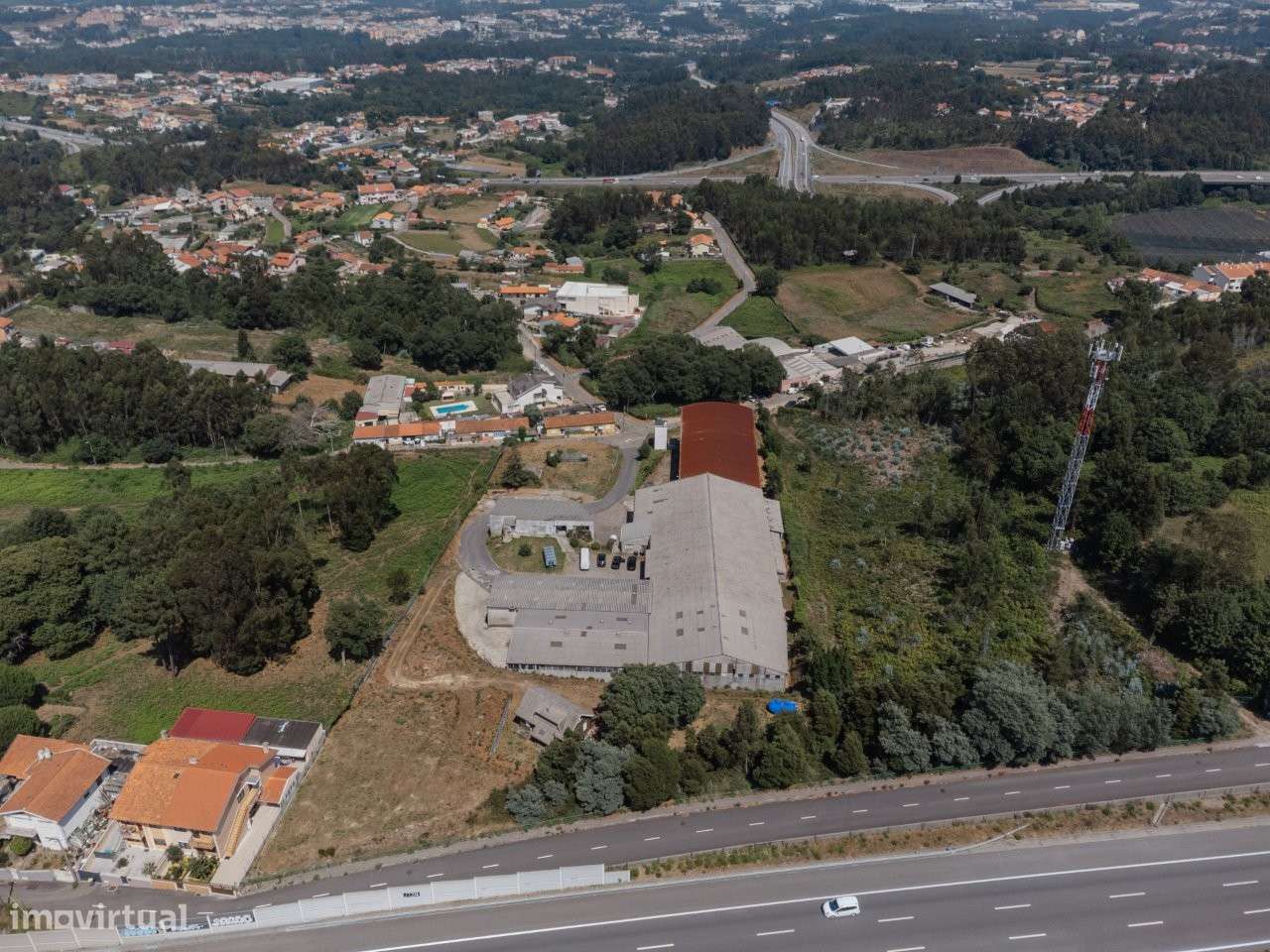 Armazéns com uma área de 5.270m2, em terreno com 14.000m2.-27