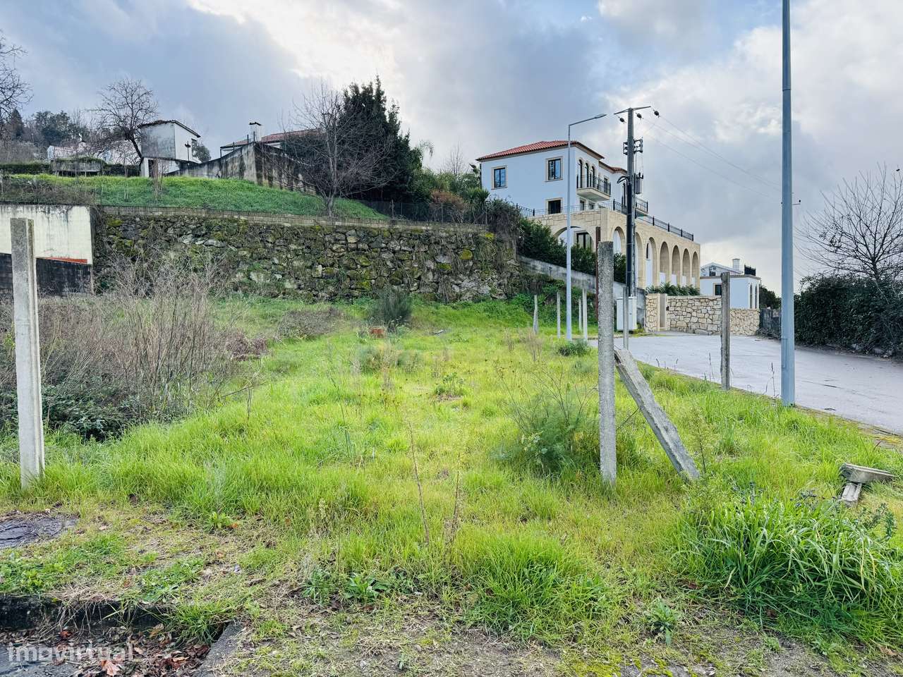 Terreno com estrutura em Braga para moradia de Gaveto-7
