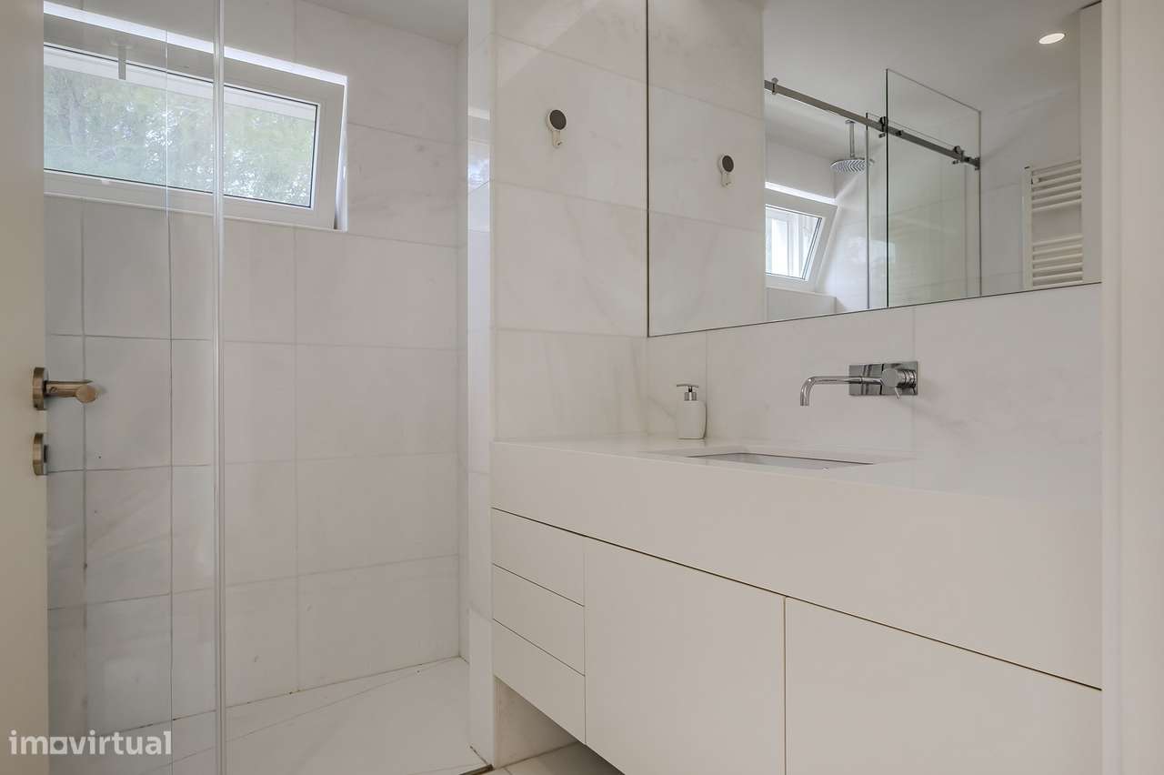 Moradia T4 com Piscina e Terraços Panorâmicos, Parede-49