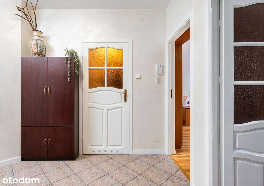 Budynek 97, klatki po remoncie, Rondo Daszyńskiego-4