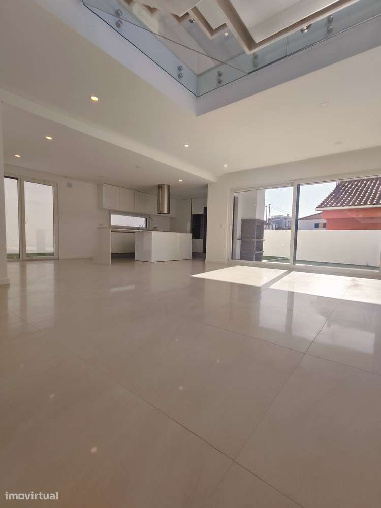 Oferta 1% do Valor de Aqusição - Moradia T4 + 1 com Piscina e Garagem-23