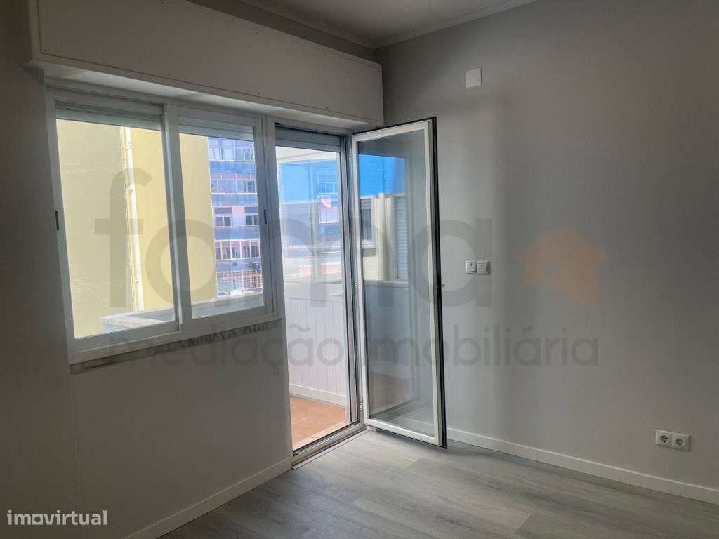 Apartamento T1 Remodelado com Varanda e Elevador-7