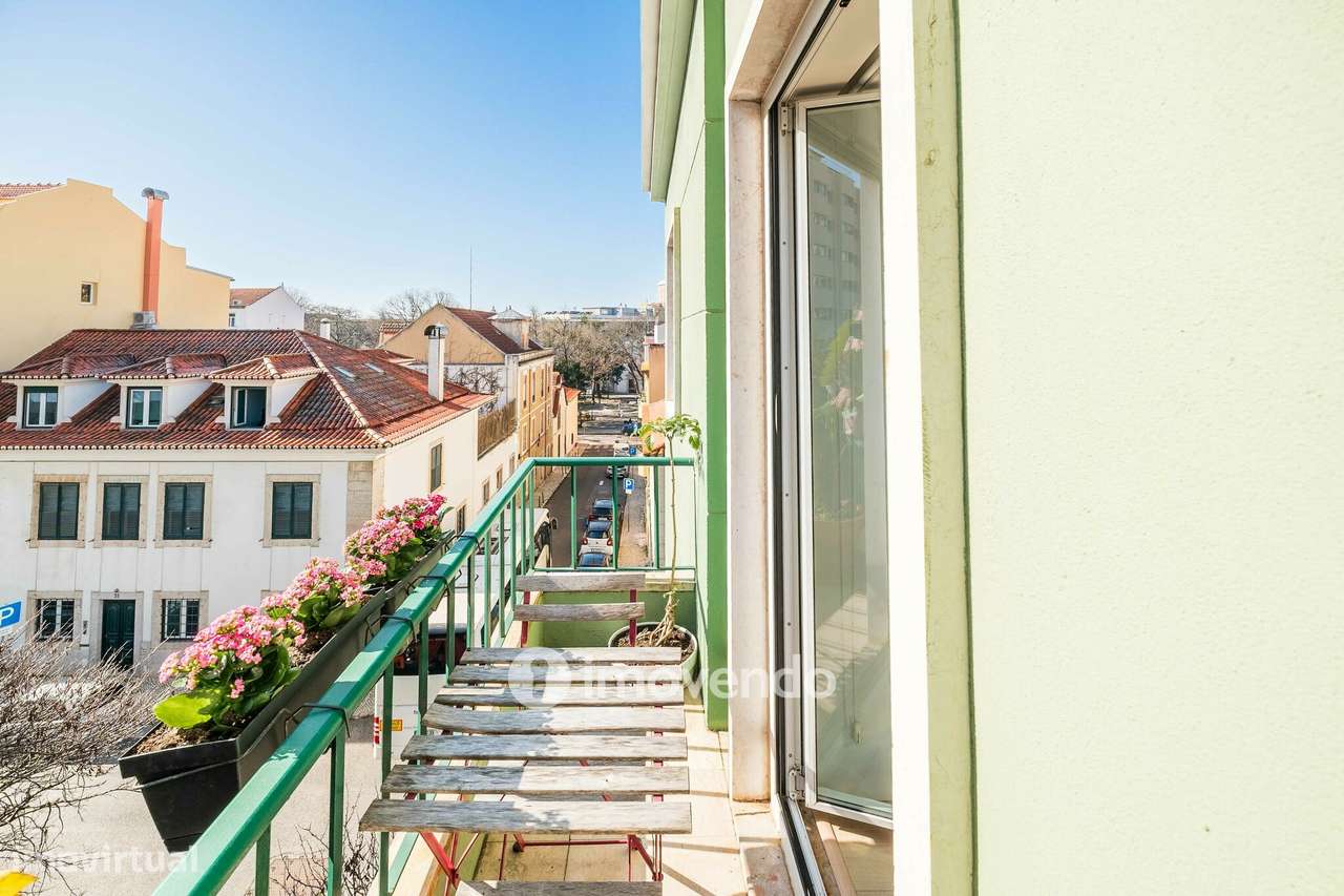 Apartamento T2 com cozinha equipada e mobilado, nas Amoreiras-7