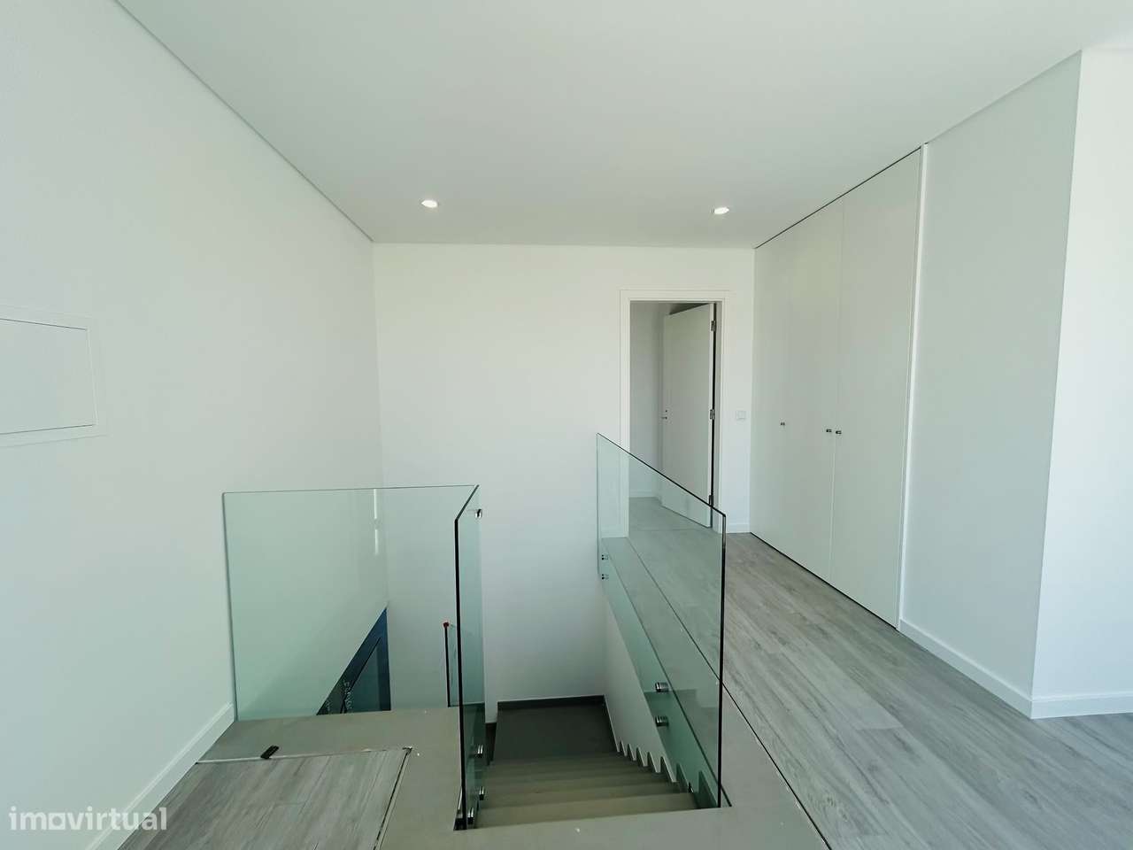 Moderno T4 Duplex com Terraço e Garagem-9