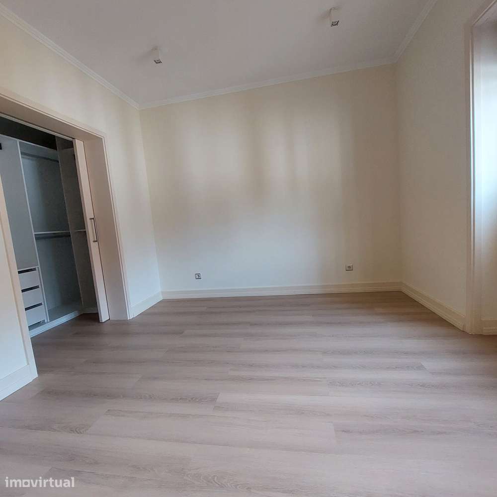 Apartamento T4 com 3 casas de banho e garagem-27