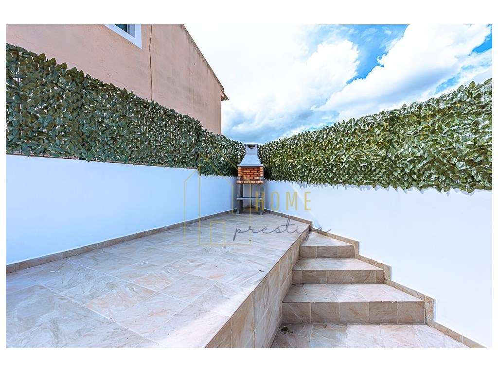 Fantástica moradia T2 com quintal em Setúbal-12