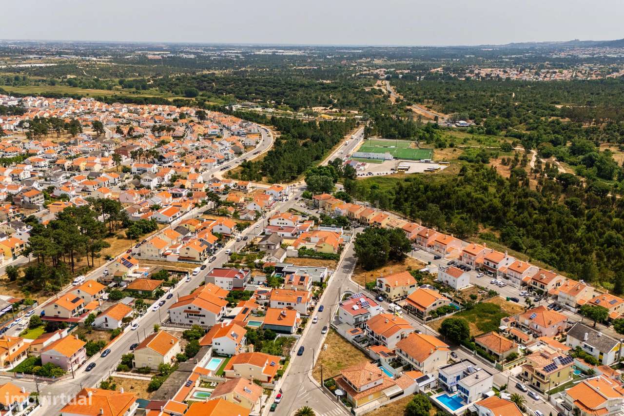 Moradia Isolada com Piscina em Localização Privilegiada-32