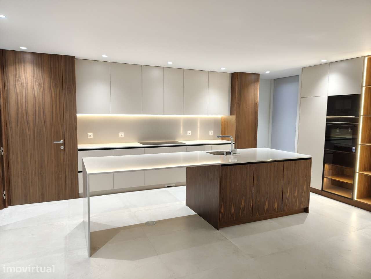 Moradia T5 com piscina e jardim em Canidelo-10