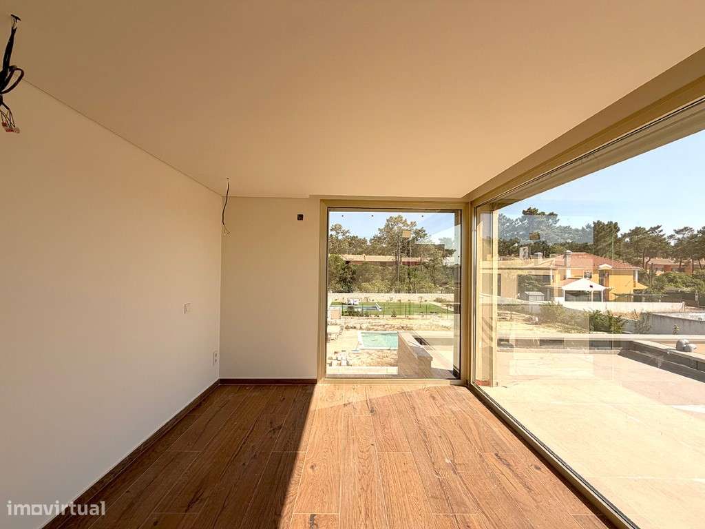 Exclusiva Moradia Isolada T4 com 3 Suítes, Piscina Privada e Garage...-12