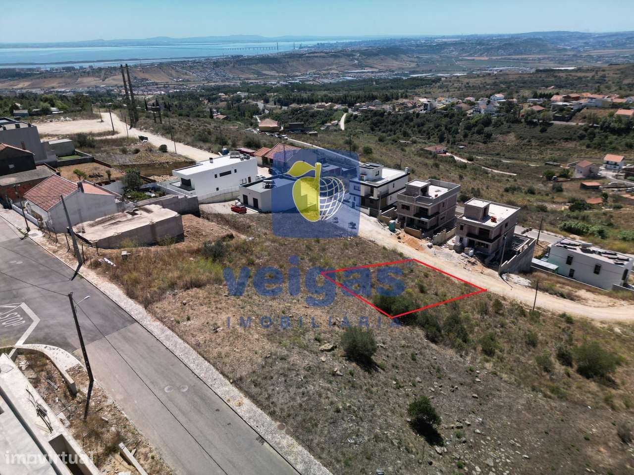 Terreno Urbano em Vialonga com Vista e Acessibilidade-25