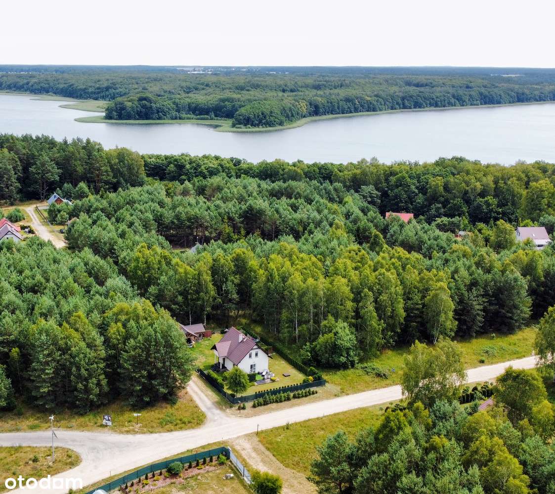 Dom nad jeziorem, całoroczny, nasadzenia, fotowotaika, media, wiata-1