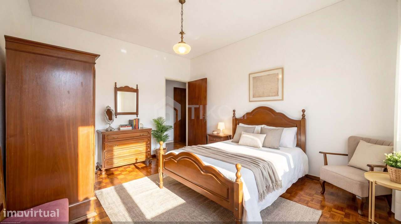 T4 COM 3 FRENTES SOLARES E ÁREAS ACIMA DA MÉDIA | METRO DE CHELAS-3