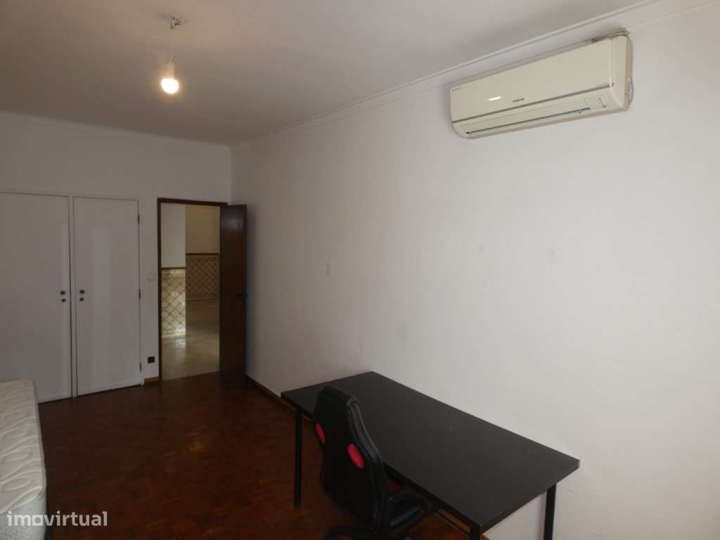 Apartamento T3 com boas áreas na Mina de Agua-Amadora-18