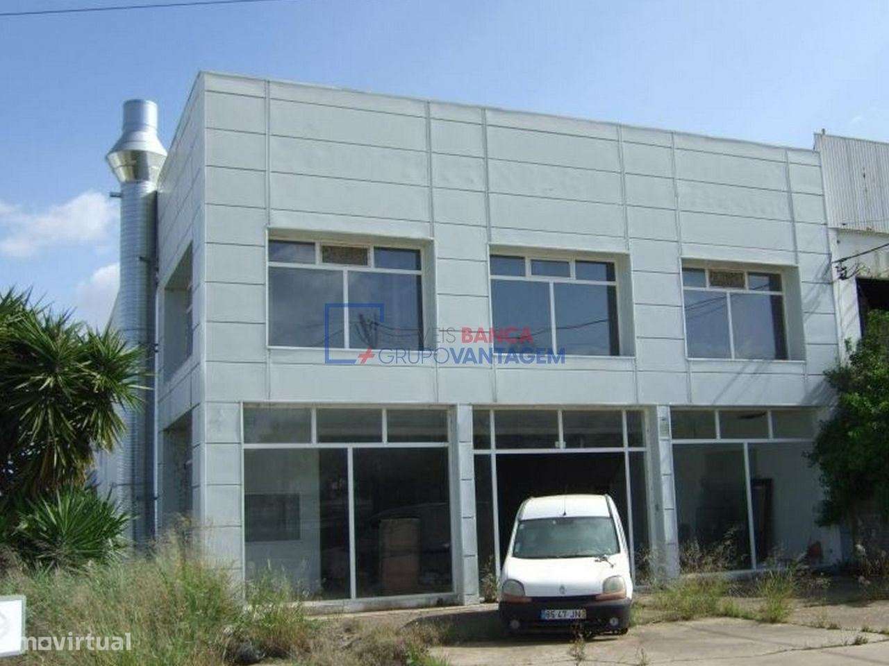 Edificio destinado a serviços, 3 pisos com 1080m2 em Caia, Elvas - Grande imagem: 3/9