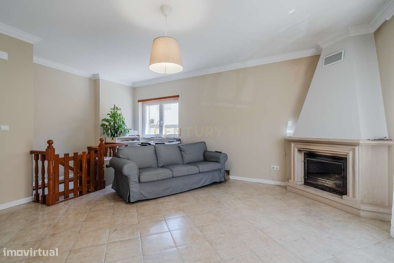 Moradia Geminada de 3 Pisos no Seixal – Vista Mar e a 5 Minutos da Pra - Grande imagem: 2/60