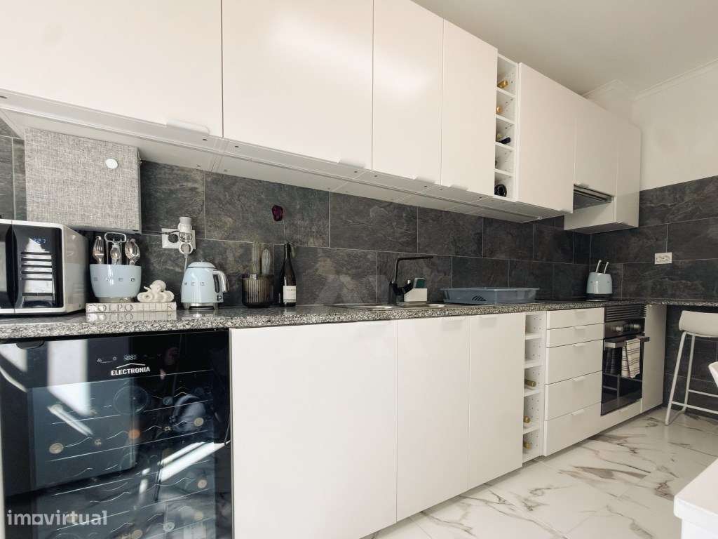Apartamento T2 renovado e mobilado em Massamá com 107 m² e arrecadação-14