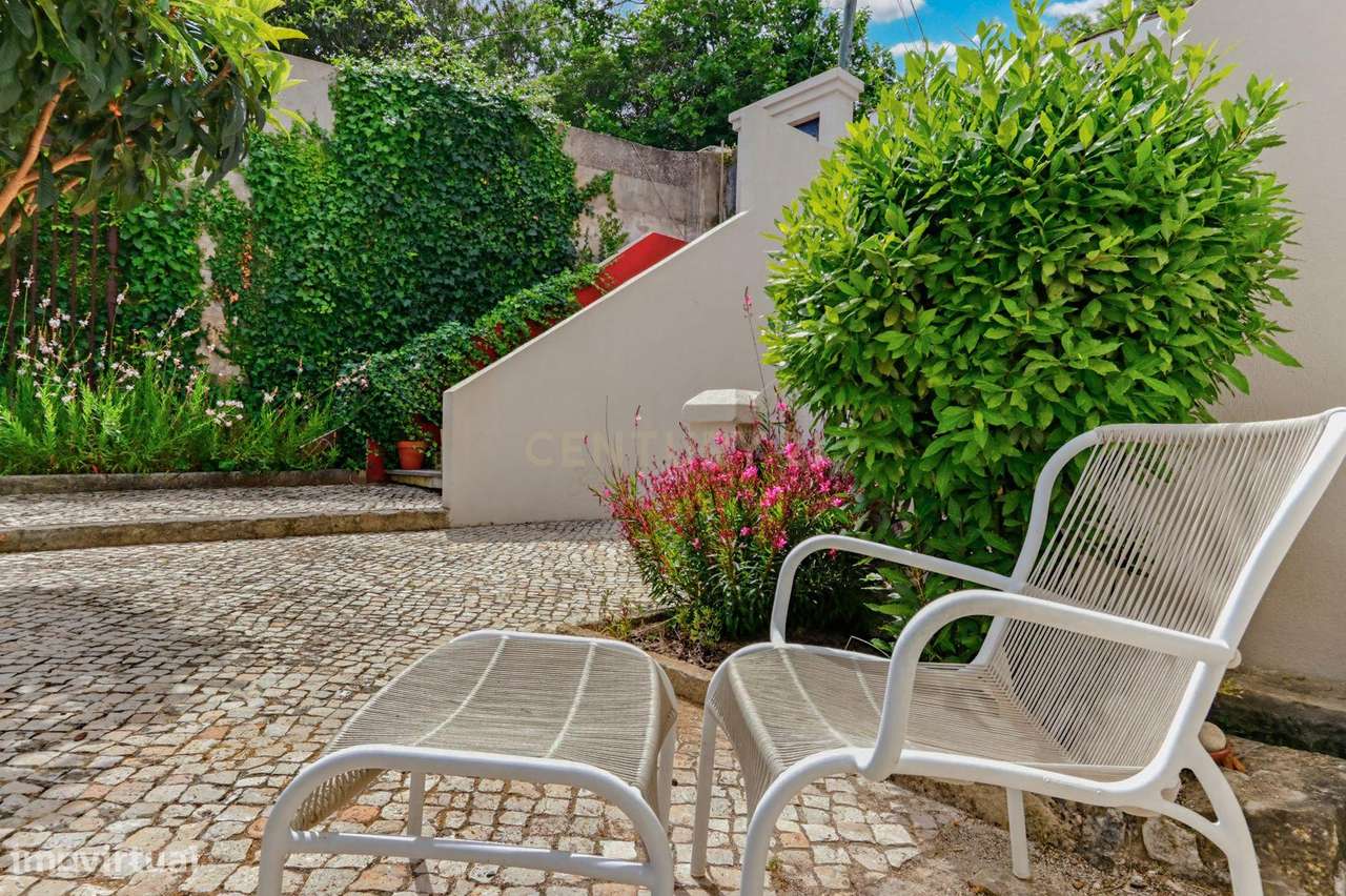 Moradia isolada T3 + 1 com vista mar em localização premium no coração-46