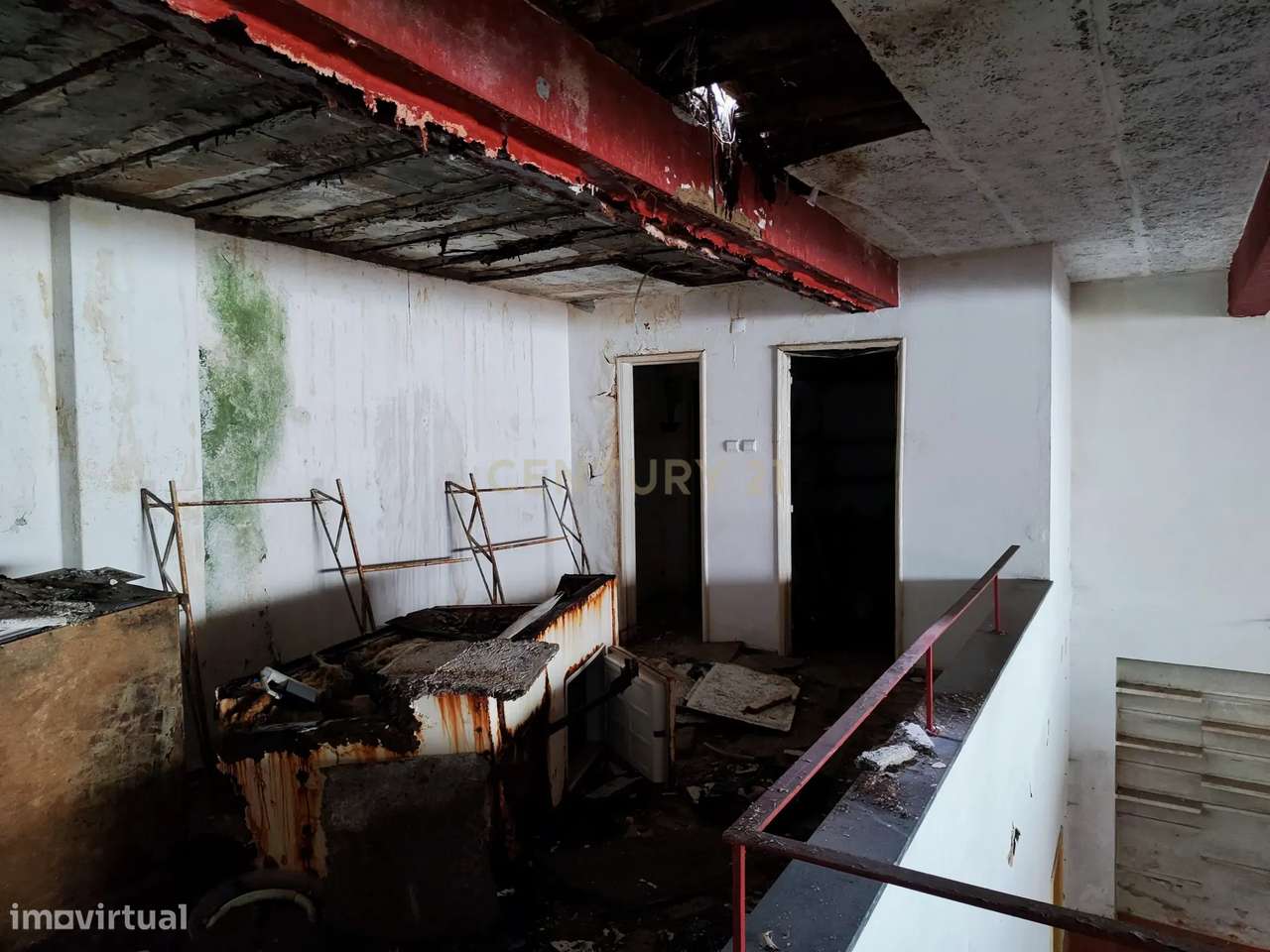 Prédio de 3 pisos de uso misto, zona ribeirinha, zona ARU.-26