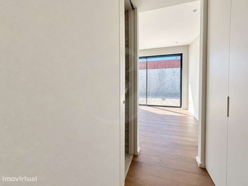 Moradia T3+1 de Luxo com Piscina-11