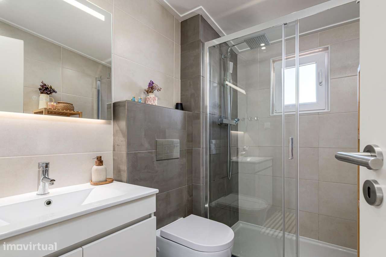 T2+1 Dúplex Remodelado com 4 Varandas e Vista Cristo Rei – Almada-24