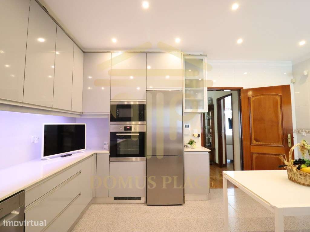 Moradia com Cave, Piscina e Terreno de 1878m² - Lavra
Vendida tota...-8