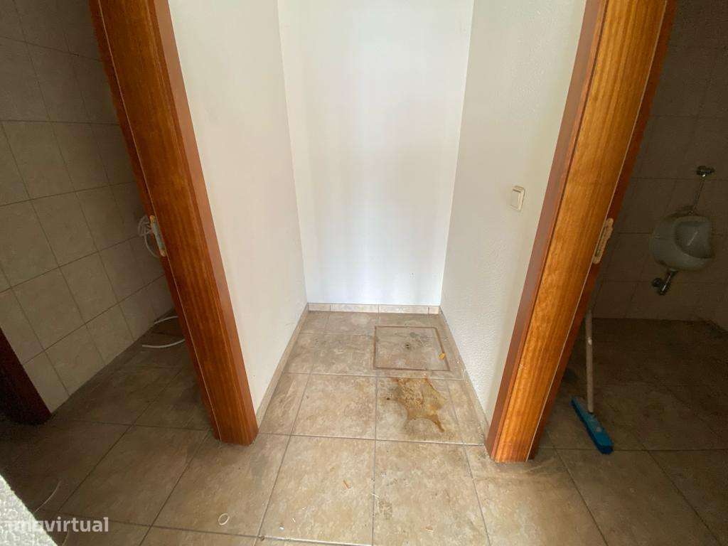 Investimento- Loja em Valongo possibilidade de Converter em T2 - Grande imagem: 5/22