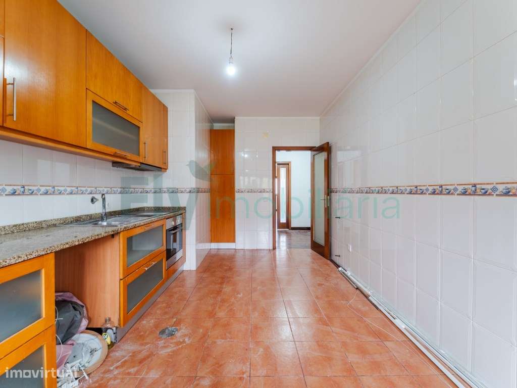 Excelente Apartamento T4 com Suite e Lugar de Garagem para 2 Carros-5