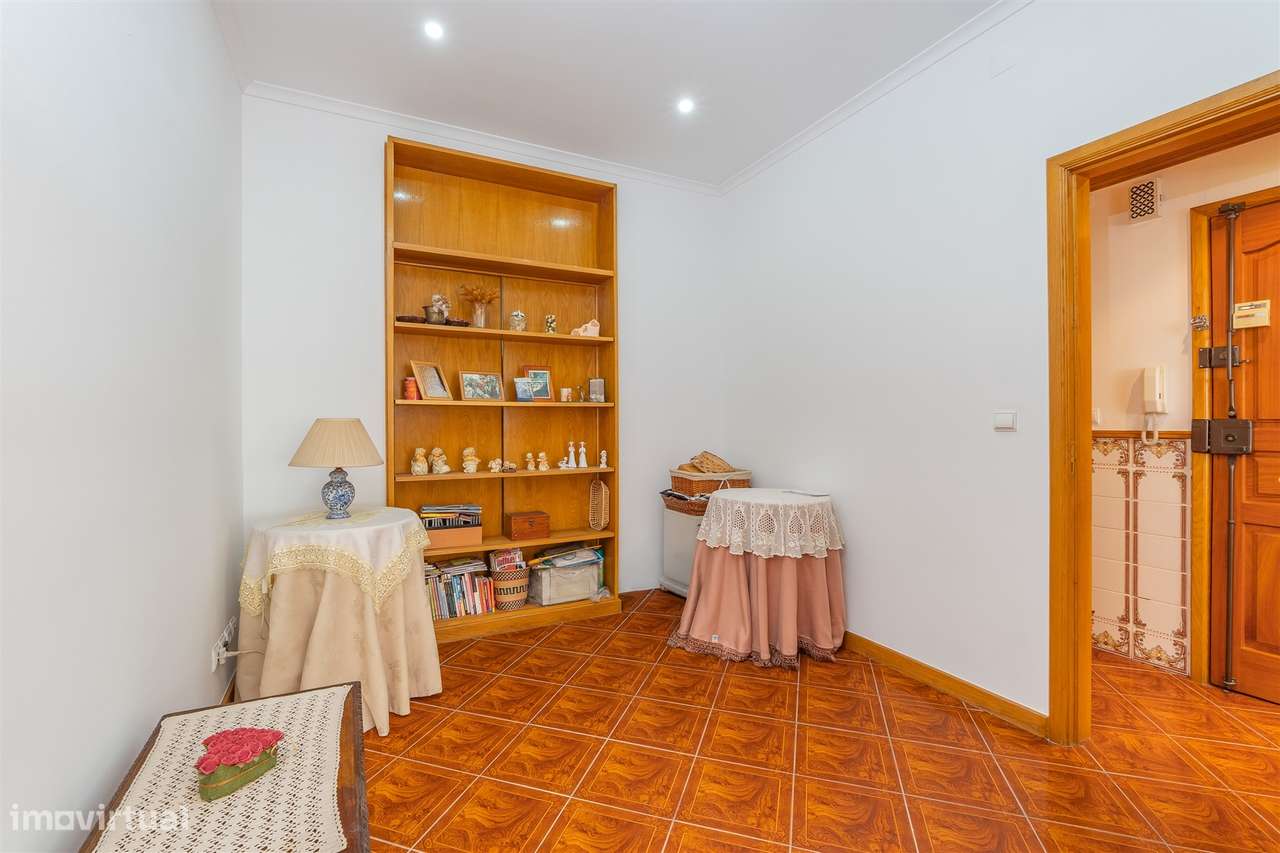 Apartamento T3 em Arroios – Charme clássico no coração de Lisboa-10