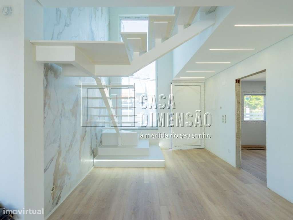 Moradia isolada de tipologia T4 localizada na zona da Charneca da C... - Grande imagem: 5/60