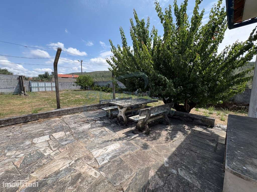 Moradia T5 com Grande Terreno Plano, Garagem, Anexos e Elevado Pote...-18