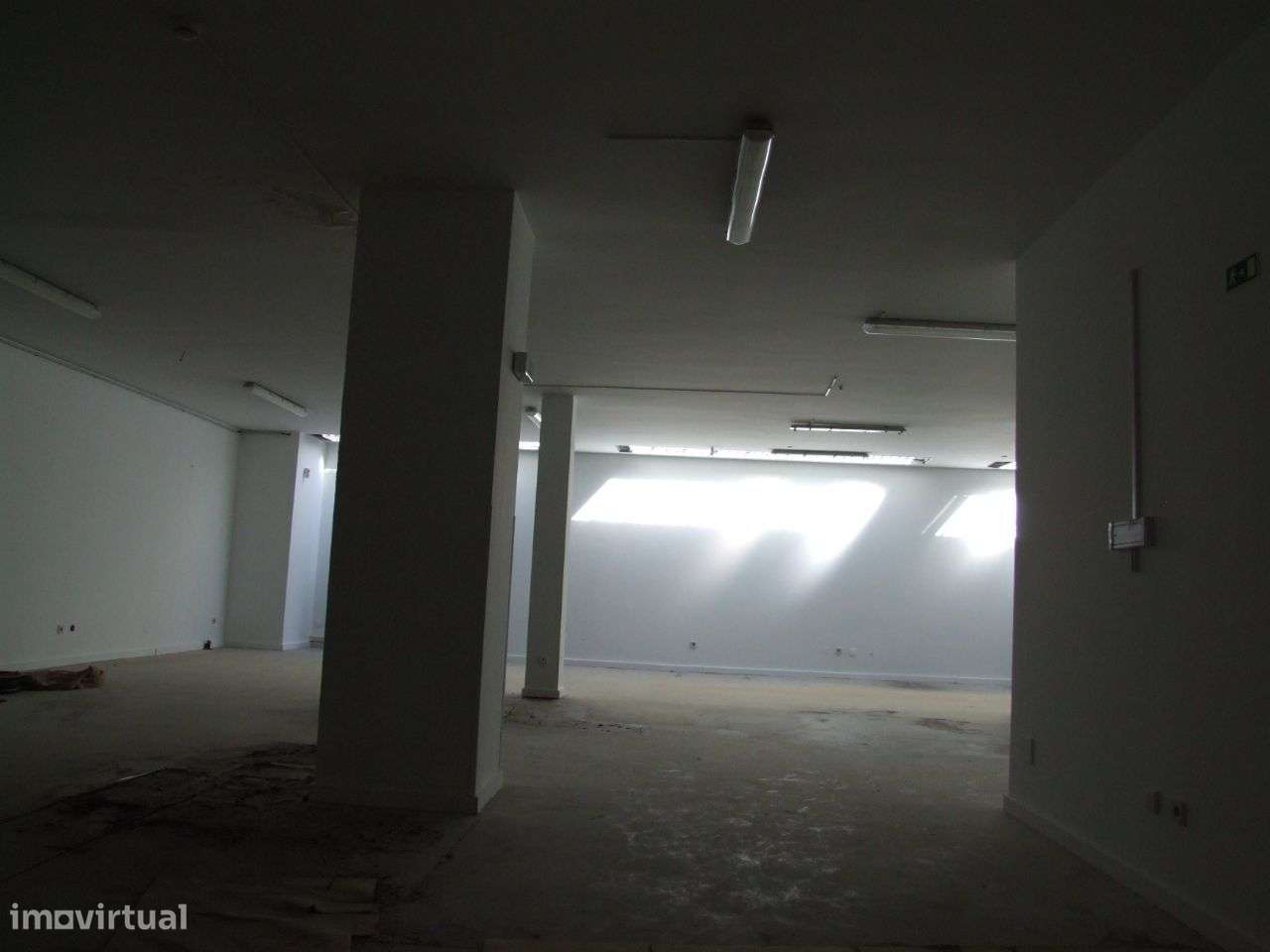 Armarém+ cave + 2 lugares de garagem- A 28-5