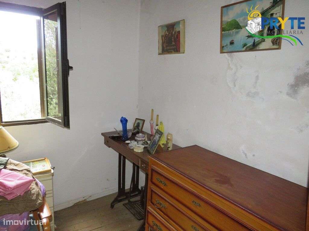 Pequena quinta a confinar com a Ribeira situada perto de Oleiros-8