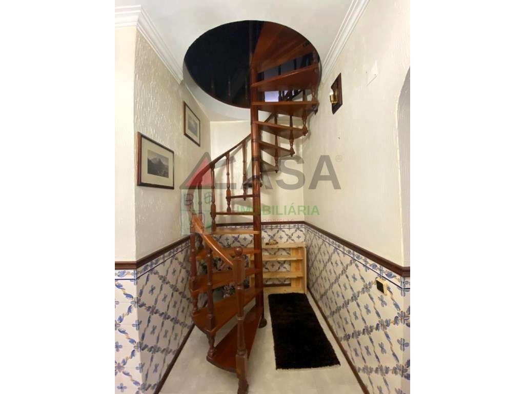 Moradia T15 com Renda Ativa + de €12.000/mês em Famões-24