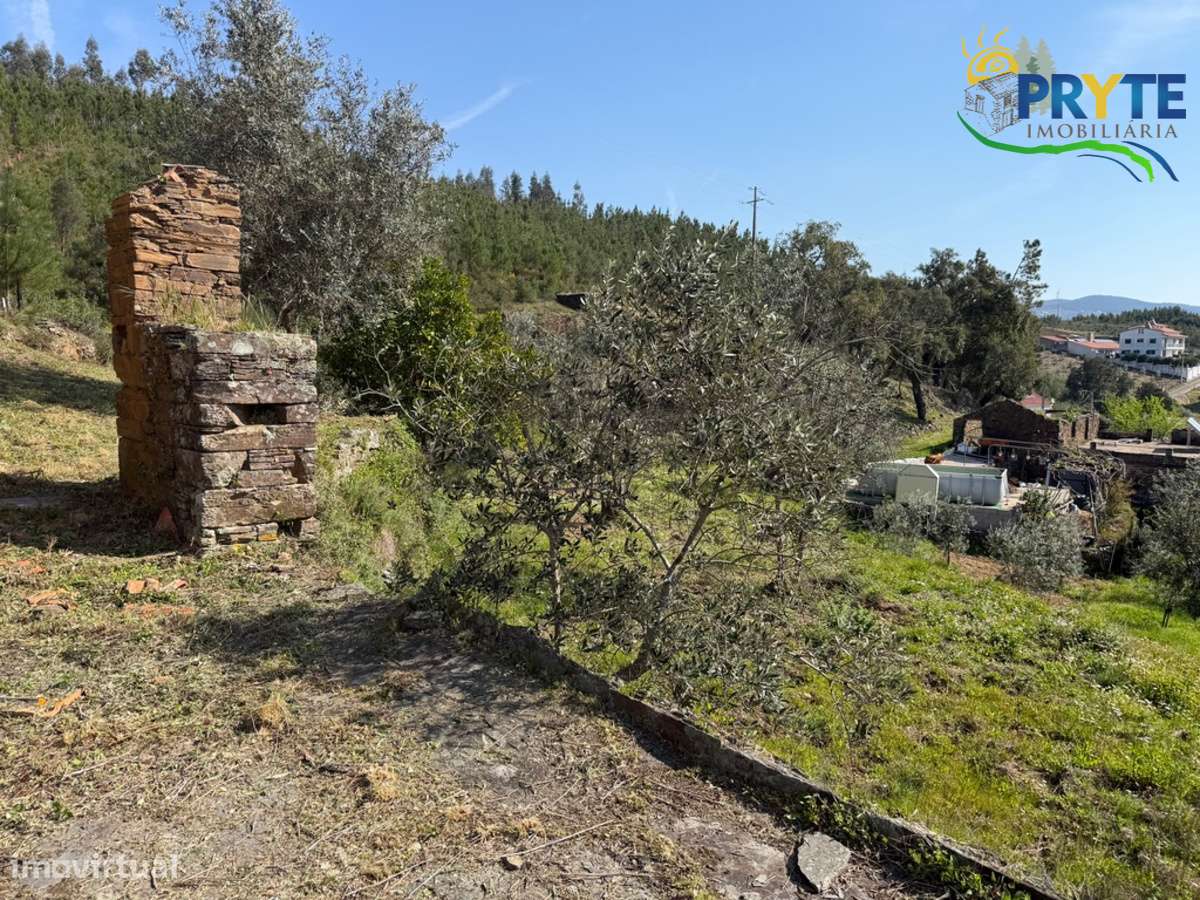 Ruína em pedra de xisto com boas vistas sobre a Aldeia e a Ribeira-23