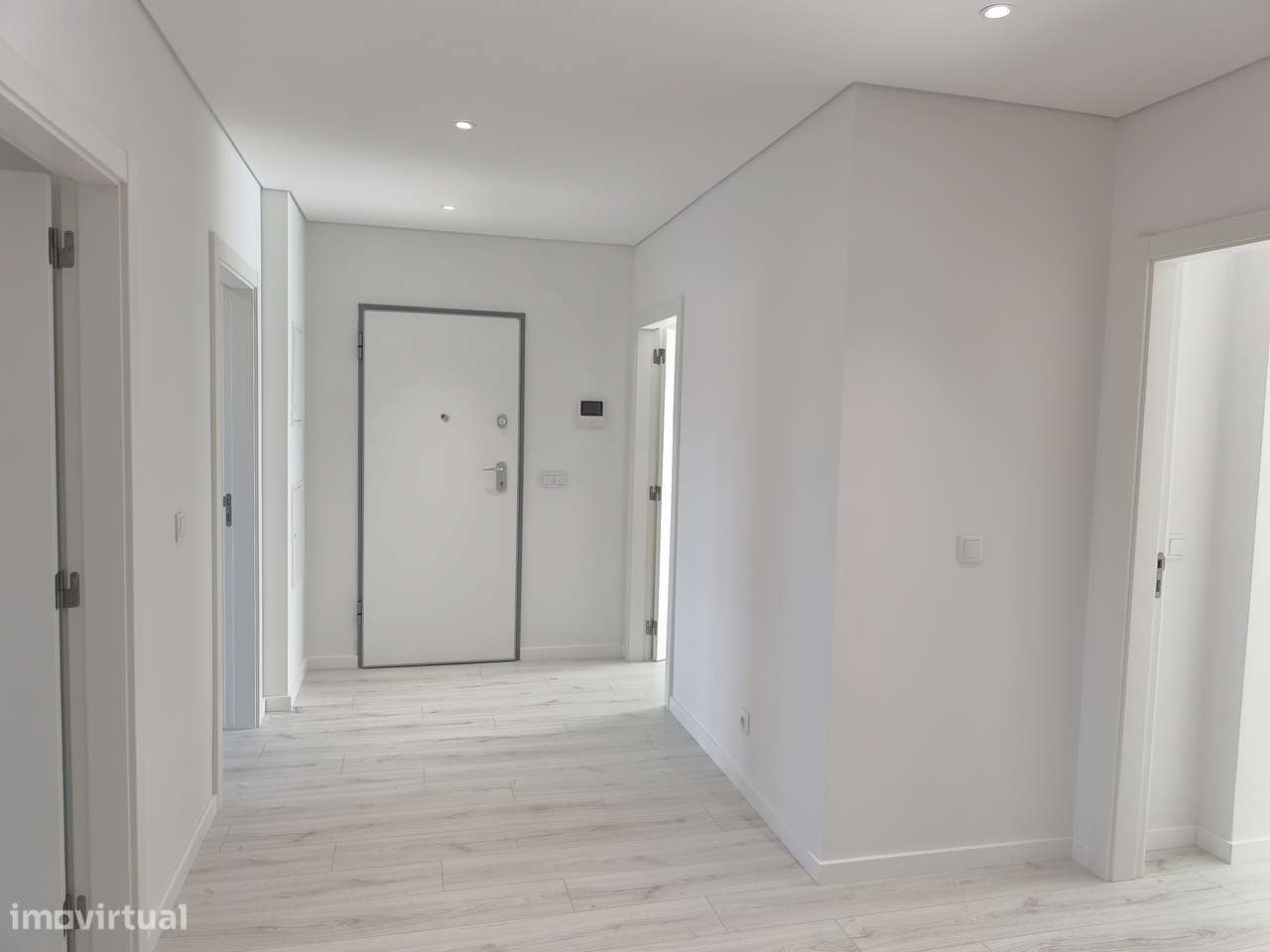 Apartamento T3 Novo c/ Garagem e um parque de Estacionamento-1