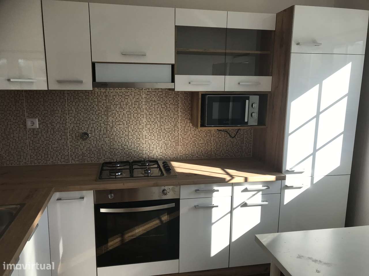 Apartamento T2 com varanda e cozinha equipada - Grande imagem: 2/14