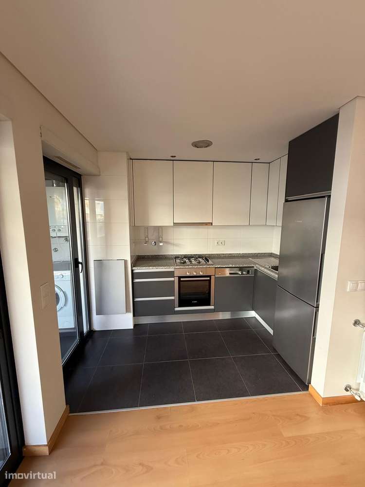 T-1 Kit Junto á DARTY - Vila Nova de Gaia - Grande imagem: 4/10