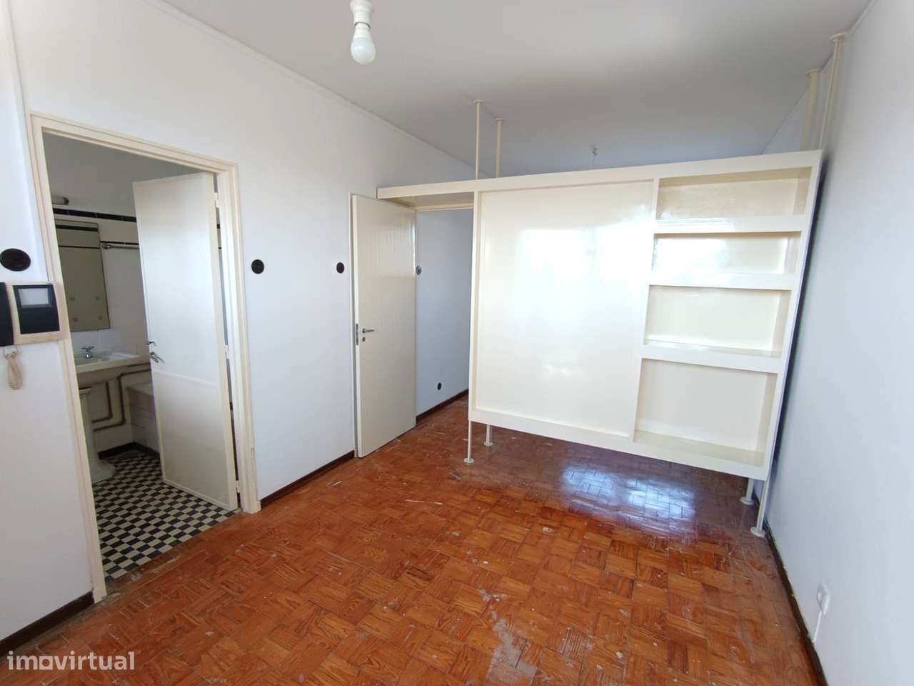 T0 c/ varanda renovado na baixa do Porto na Rua Fernandes Tomás - Grande imagem: 5/27