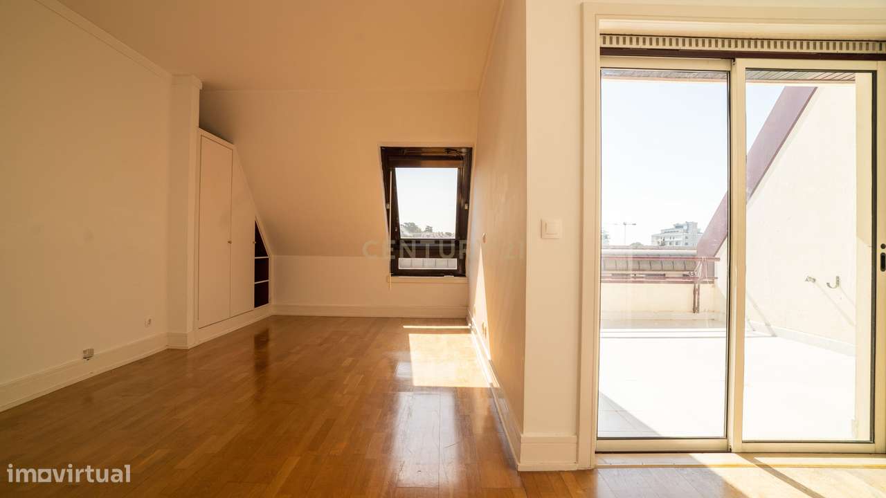 Apartamento T3 com Vista Mar – 5º Andar – A Dois Passos do Casino Esto-34