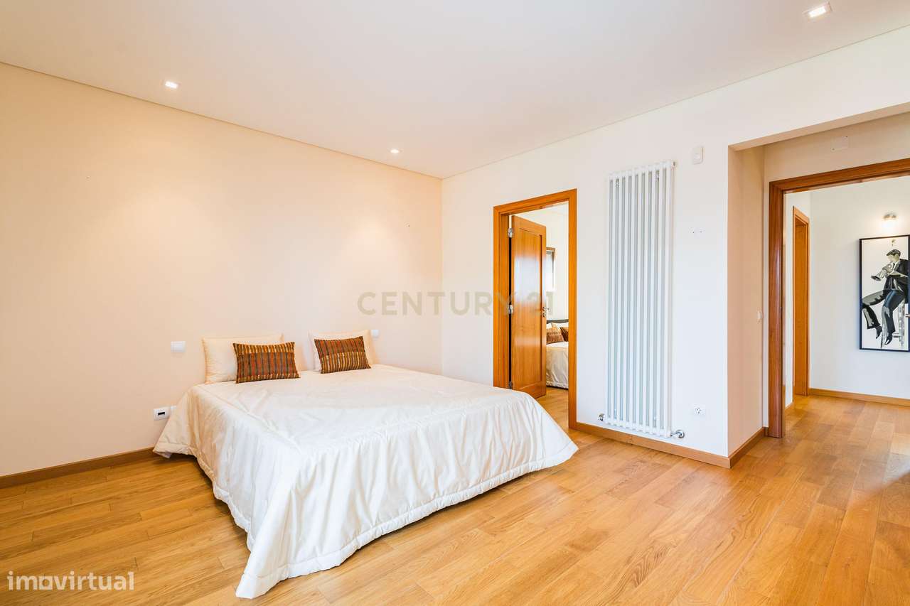 Moradia Exclusiva com Piscina, Jardim e Áreas Amplas-25